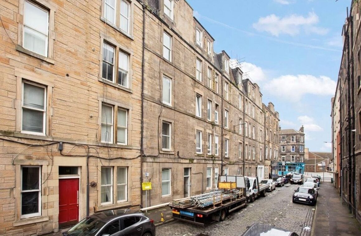 9/4 Pirrie Street, Edinburgh, EH6 5HY